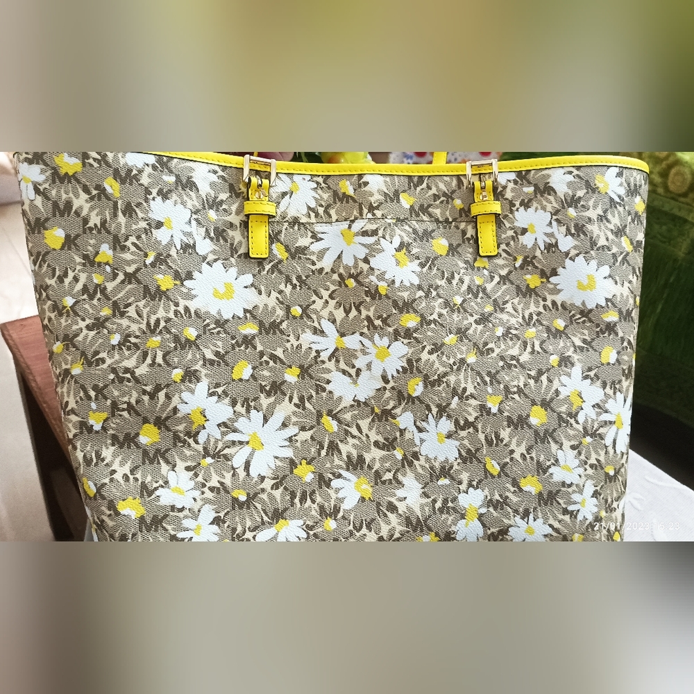 Combo: Authentic Michael Kors Jet Set Travel Signature Carryall Tote and Wallet - Picture 2 of 16